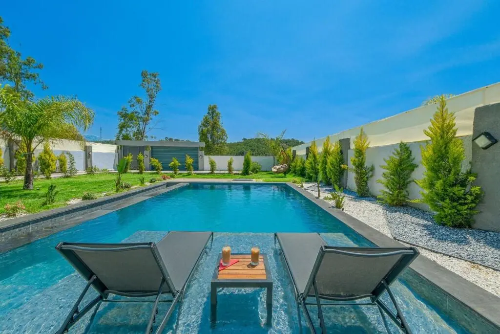 Swimming pool